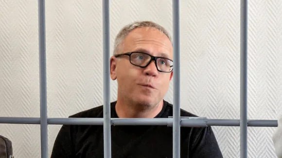 Бывшего воронежского министра предпринимательства оставили под стражей  Воронежский областной суд отклонил апелляционную жалобу бывшего министра предпринимательства, торговли и туризма области Геннадия Швыркова на его заключение под стражу по делу о мошенничестве. Как рассказали «Ъ-Черноземье» в суде, решение о его аресте в СИЗО на месяц оставлено в силе.  Сотрудники УФСБ задержали господина Швыркова 8 июля. В этот же день правительство Воронежской области сообщило о его увольнении с поста министра, который он занимал почти год. 9 июля Центральный райсуд заключил господина Швыркова под стражу.  Фото: Сергей Толмачев/Коммерсантъ  Подписывайтесь на «Ъ-Черноземье»