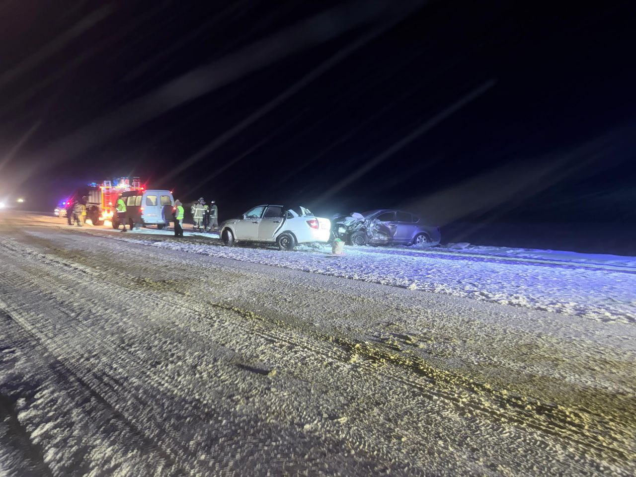 Около 14 20 минут на 12 км автодороги Звенигово Шелангер Морки Звениговского района 43 летний водитель автомашины Лада Гранта в условиях метели и снегопада по предварительны данным не правился с управлением и совершил столкновение с автомашиной Scoda ехавшей во встречном направлении В результате ДТП на месте погибла 44 летняя пассажирка отечественной автомашины оба водителя и четверо пассажиров трое из которых дети получили травмы различной степени тяжести