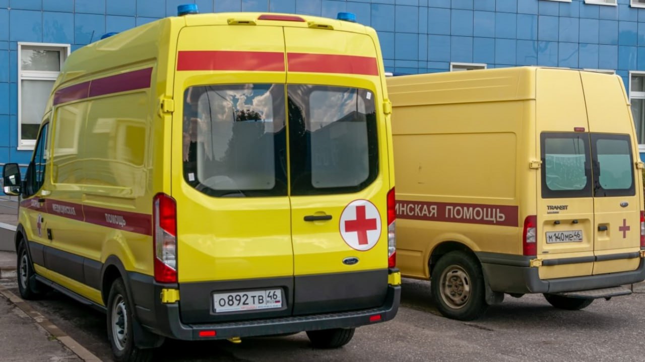 Очередной удар укронацистов: 66-летний житель Глушковского района тяжело ранен Вражеский FPV-дрон атаковал село Сухиновка Глушковского района. В результате удара пострадал 66-летний местный житель. У него проникающие осколочные ранения брюшной области, левой ноги и руки, непроникающие множественные осколочные ранения груди. Его доставят в Рыльскую ЦРБ. — Враг жесток и беспощаден. Только за сегодняшний день из-за атак ВСУ пострадало трое мирных жителей. Дорогие жители, пожалуйста, не подвергайте себя риску! Нет ничего ценнее человеческой жизни и здоровья, — написал Александр Хинштейн. «Вести.Курск». Только проверенная информация.