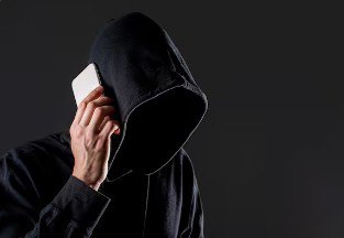 В Якутске разыгралась настоящая драма 69 летний местный житель лишился квартиры из за мошенников Злоумышленники связались с пенсионером через WhatsApp и представились сотрудниками Росфинмониторинга и правоохранительных органов Они убедили мужчину что на его имя оформляются кредиты и заставили продать жильё Пенсионер перевёл 3 5 миллиона рублей на неизвестные банковские счета Теперь в деле разбирается прокуратура уголовное дело о мошенничестве в особо крупном размере на контроле у надзорного органа Телефонный обман снова показал свою коварную эффективность будьте бдительны и не доверяйте незнакомцам в мессенджерах Sakhapress Все новости Якутии на NewsOfYakutia