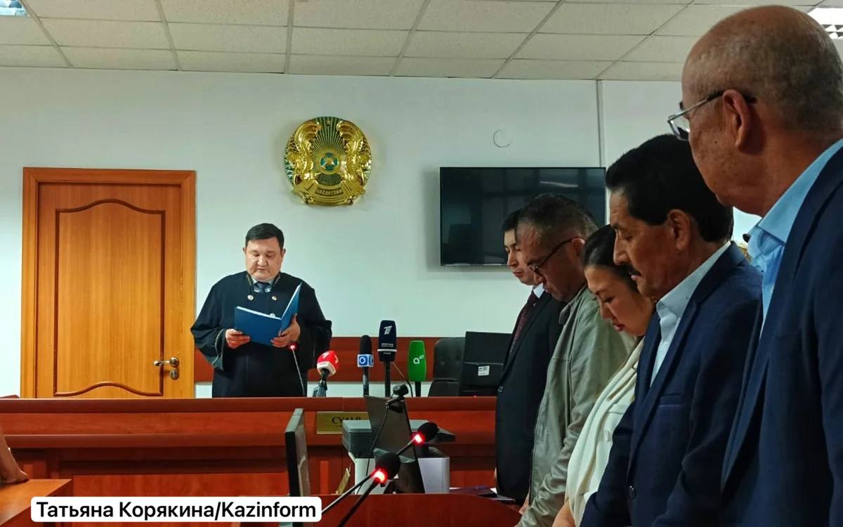 Экс офицера ДКНБ Шымкента приговорили к 12 годам лишения свободы В специализированном межрайонном суде по уголовным делам завершился процесс по делу бывшего первого заместителя начальника ДКНБ города Маната Сарбасова По материалам дела Сарбасов получил 45 млн тенге за покровительство колледжу и еще 70 млн за содействие частной школе Эти деньги по данным следствия он легализовал через покупку двух квартир и автомобиля в Шымкенте одну из которых впоследствии продал почти втрое дороже после ремонта Теперь ему придется возместить полученную взятку в размере 70 млн тенге Также у него конфискуют двухкомнатную квартиру и автомобиль Toyota Land Cruiser передает Казинформ