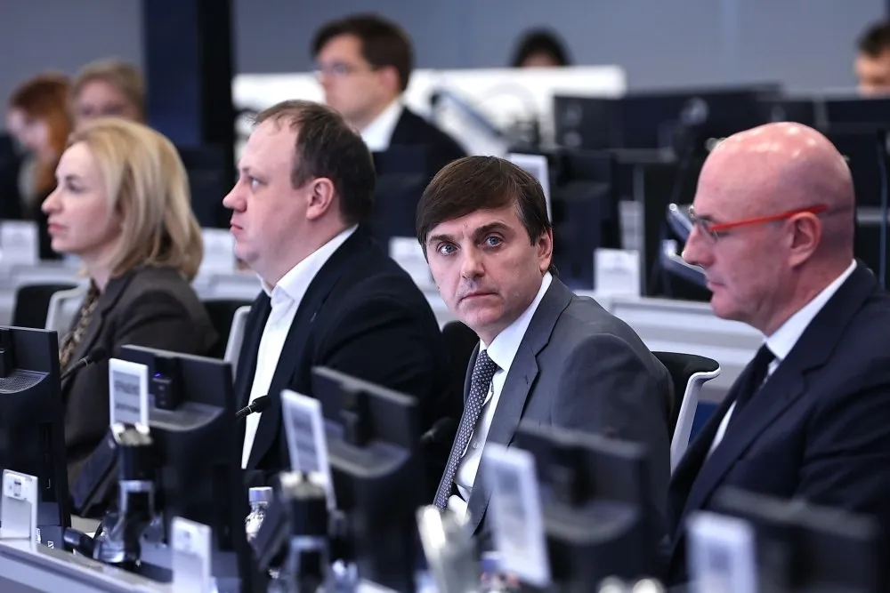 Дмитрий Чернышенко и Сергей Кравцов дали старт Всероссийской олимпиаде по искусственному интеллекту 2026 года В Координационном центре Правительства РФ вице премьер Дмитрий Чернышенко и Министр просвещения РФ Сергей Кравцов провели встречу с победителями и призерами Всероссийской олимпиады по искусственному интеллекту 2025 года и дали старт новому сезону 2026 года