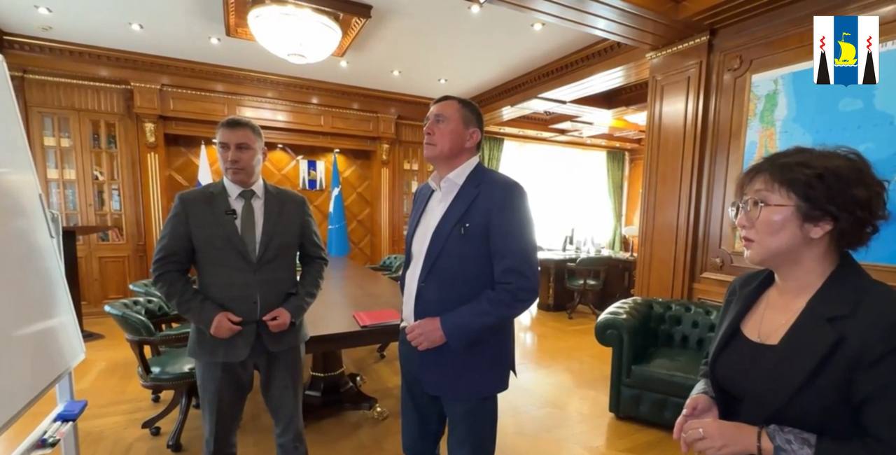 После проверки Губернаторского контроля сельскую дорогу в Поронайском районе приведут в порядок Результаты поездки в Поронайский район представили губернатору Валерию Лимаренко специалисты контрольного управления регионального правительства и активисты Народного фронта Они проверили исполнение 10 наказов главы региона Во время рабочих поездок в районы встреч с жителями прямых линий Валерий Лимаренко дает десятки поручений Губернаторский контроль следит за тем чтобы эти наказы исполнялись качественно Вы мои глаза и уши в районах Получаете обратную связь от людей и следите за тем чтобы их просьбы выполнялись должным образом подчеркнул Валерий Лимаренко По оценке комиссии в Поронайском районе исполнительская дисциплина находится на хорошем уровне Из 10 поручений 6 выполнены в полном объеме По другим еще не вышли сроки и работа продолжается Есть моменты на которые стоит обратить внимание Жители села Майского просили привести в порядок центральную улицу Ленина Вы Валерий Игоревич потребовали отремонтировать дорогу и обеспечить ее содержание по стандарту В прошлом году муниципалитет отчитался о выполнении поручения Но когда мы приехали на место то увидели что в порядок привели только подъездную дорогу к селу Непосредственно улица Ленина состоит из бетонных плит Они постепенно разрушаются образуются ямы и выбоины доложил руководитель контрольного управления правительства Сахалинской области Алексей Юрьев Губернатор отметил что дорогу необходимо приводить в порядок полностью Среди исполненных поручений специалисты отметили следующие в квартире которую пенсионерка получила по программе расселения аварийного жилья сделали ремонт и исправили ошибки застройщика представители коренных малочисленных народов получили помещение для этноцентра по просьбе активных ребят в Поронайске состоялся четвертьфинал Сахалинской лиги КВН и другое В завершение встречи с инспекционной группой Валерий Лимаренко подписал новый перечень поручений Они будут находиться на контроле до полного исполнения Подписывайтесь на нас в MAX sakhgov