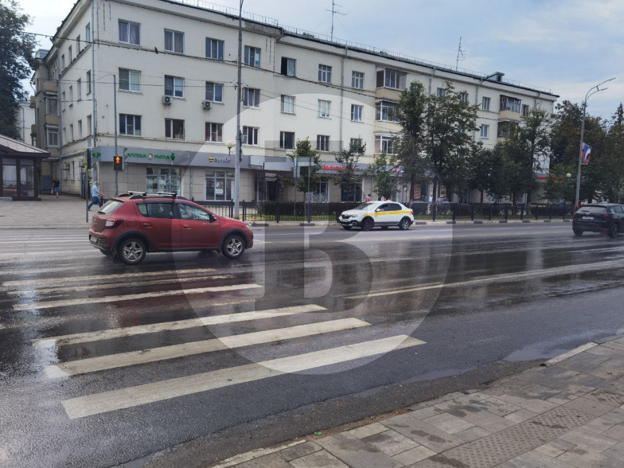 Авария на водопроводе в Зелёном переулке.   МУП «Водоканал» на месте и готов приступить к работам. Перед отключением дали время расположенному здесь детскому саду запастись холодной водой.  Ориентировочное время устранения протечки — до 15 часов.