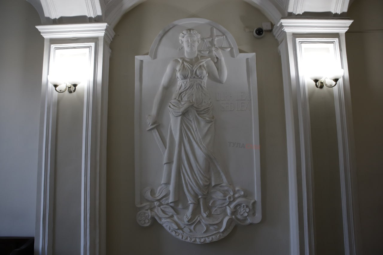 Жительница Донского осуждена за убийство знакомой Суд приговорил 51 летнюю женщину к 8 годам и 9 месяцам колонии общего режима Прокуратура доказала что в августе прошлого года она задушила хозяйку квартиры во время совместного застолья Трагедия произошла в Донском из за внезапной ссоры между собутыльницами В качестве орудия убийства осужденная использовала лямку от бюстгальтера На данный момент приговор еще не вступил в законную силу Сторона защиты сохраняет право обжаловать решение суда в установленном порядке 1 2 Подпишись на новости Мы в MАХ