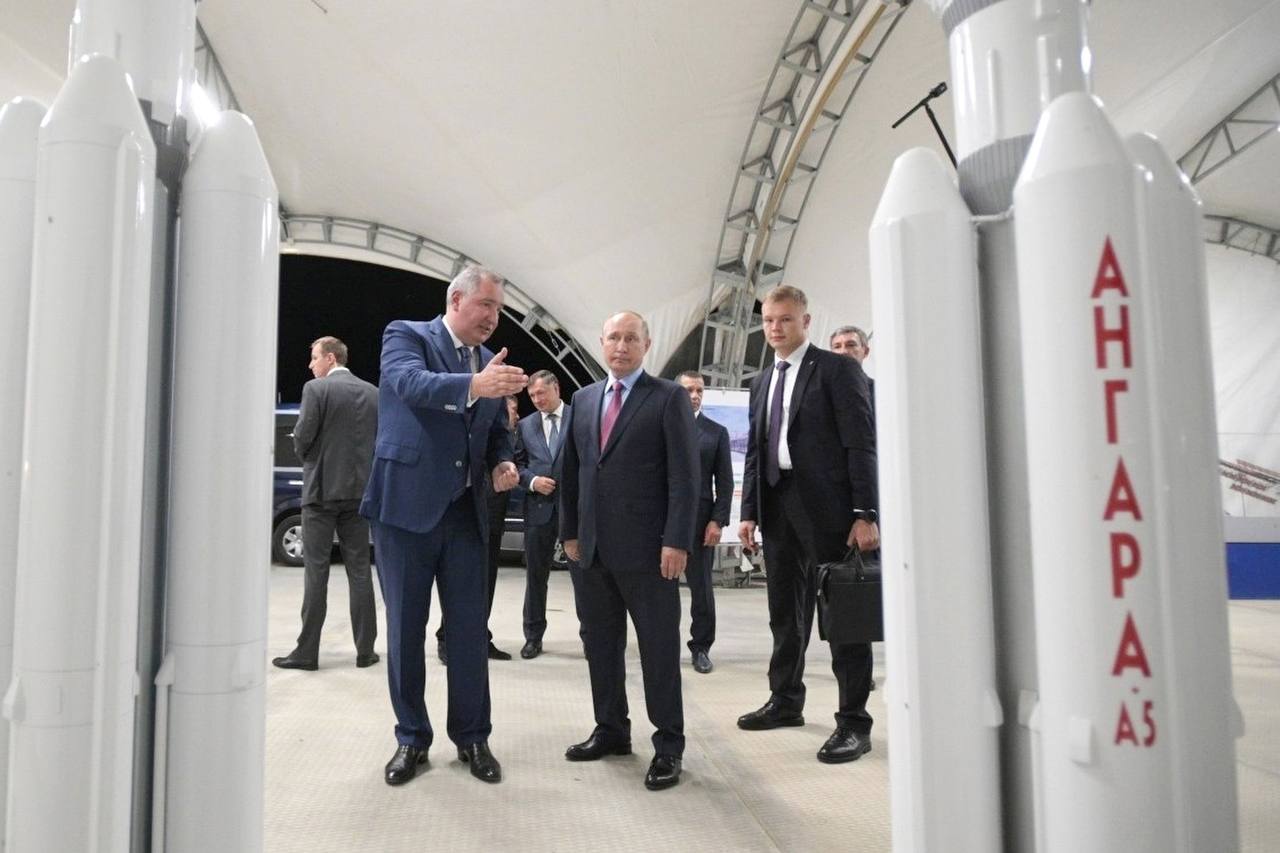 Россия снова отложила полёт на Луну По развитию космической деятельности РФ на период до 2030 года и на перспективу до 2036 года планируется выделить 1 7 трлн рублей из бюджета и 490 6 млрд рублей внебюджетных средств Но теперь полет на Луну перенесли с 2027 на 2028 год Роскосмос