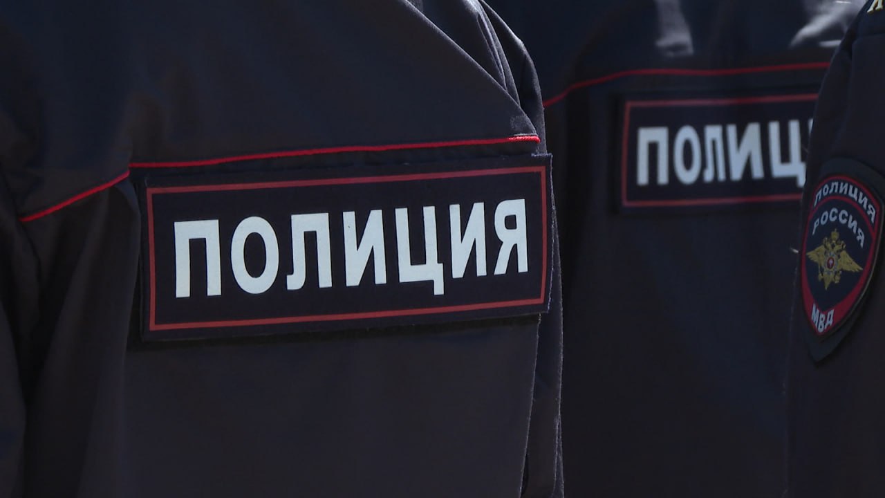 Решившие сбыть наркотики подростки напали на полицейских при задержании в Волгограде Как сообщили в пресс-службе СУ СКР по региону, 17-летние парни купили не менее 10 свертков наркотика в начале июля. По данным регионального Главка МВД, это было средство, содержащее производное N – метилэфедрона. Подростков задержали при попытке сбыть наркотики. Однако фигуранты оказали активное сопротивление, нанеся травмы полицейским. Возбуждено уголовное дело. Молодых людей уже заключили под стражу. Подписаться