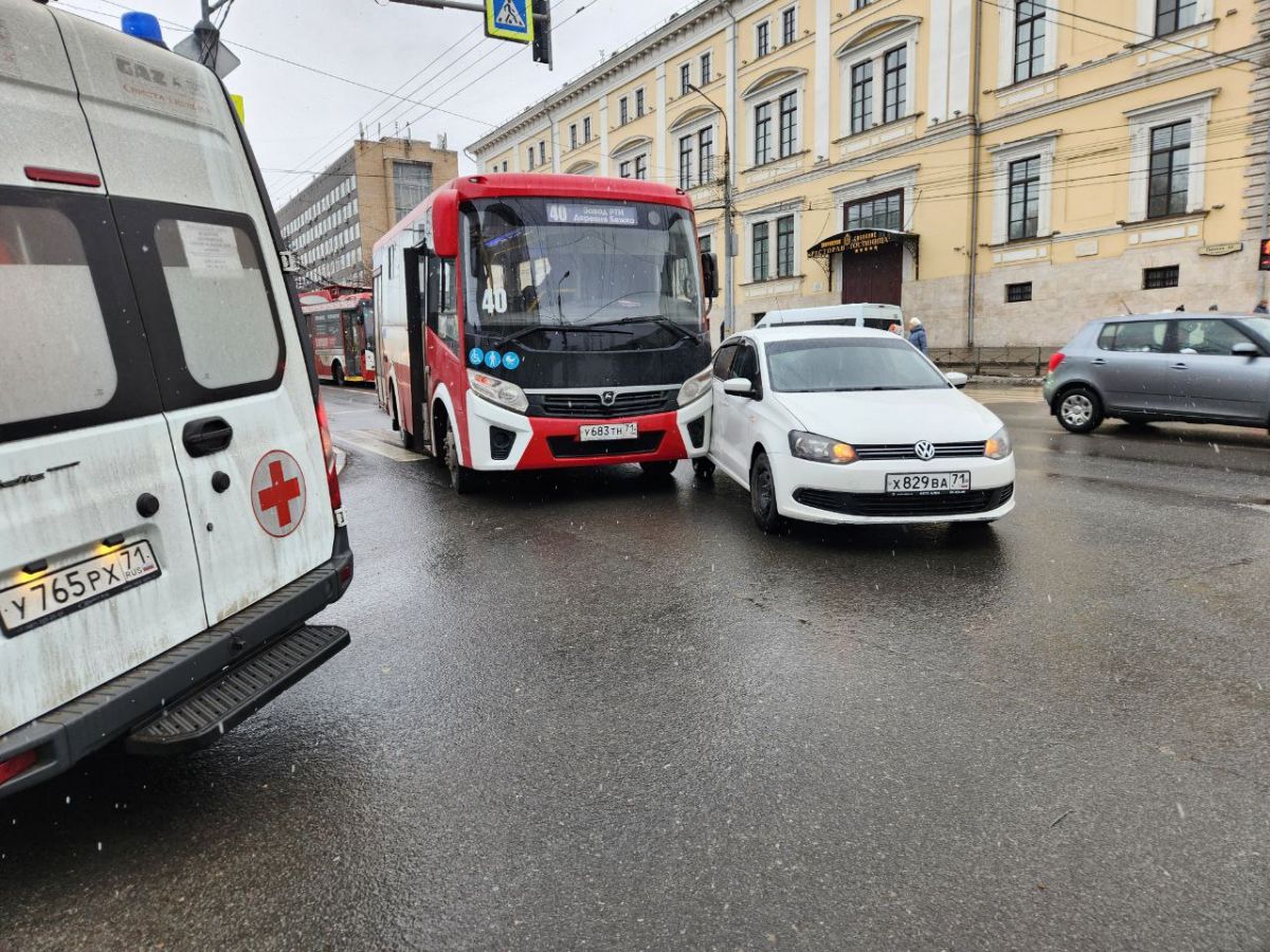 В Туле на проспекте Ленина водитель Volkswagen подбил автобус     В Туле на пересечении проспекта Ленина и улицы Гоголевской Volkswagen Polo столкнулся с автобусом. Об этом в нашу редакцию сообщили очевидцы.  ↗  Прислать новость   Подписаться