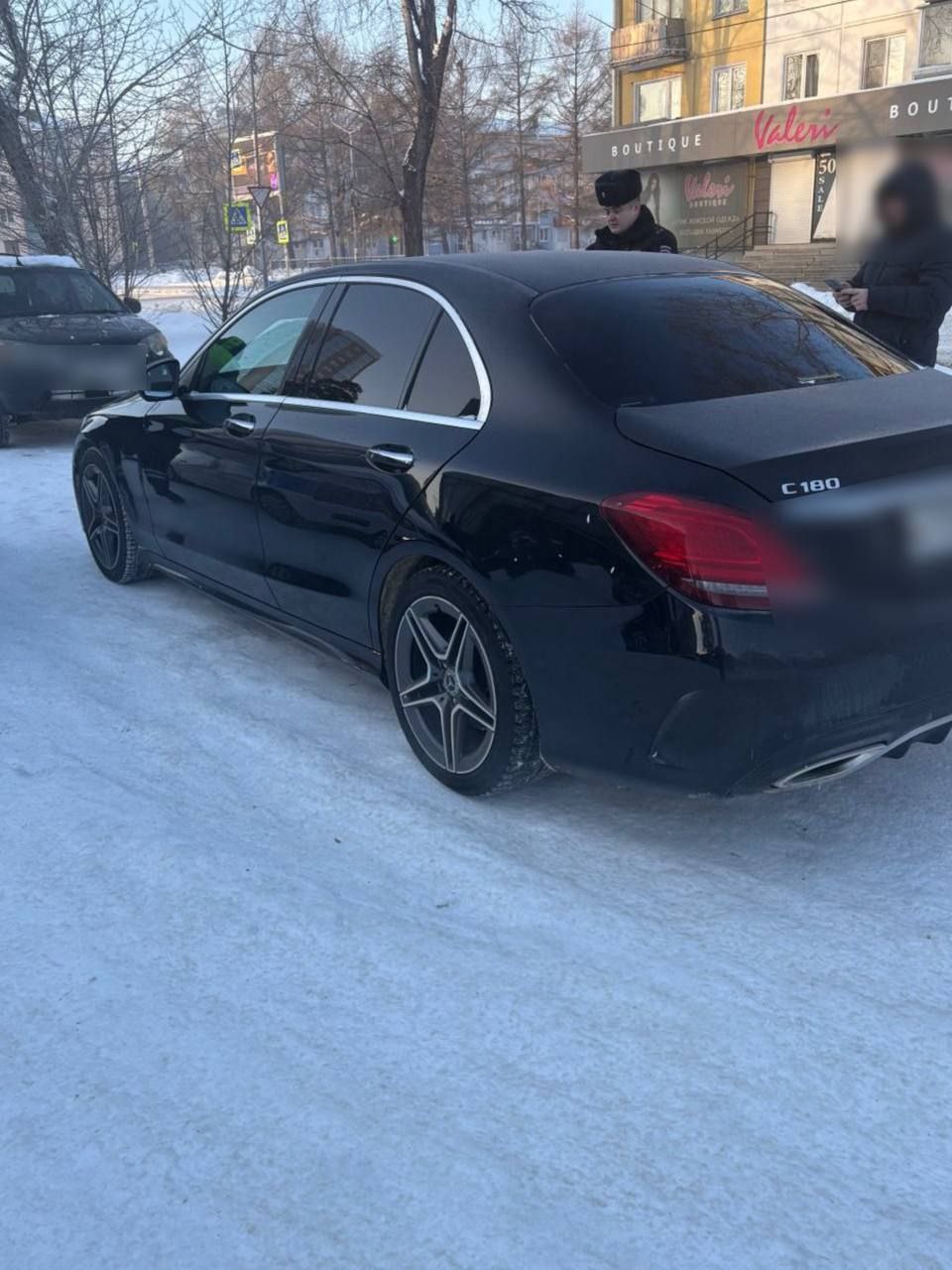 В Ангарске полицейские задержали подозреваемого в угоне Мерседеса Вчера в отдел полиции 2 Управления МВД России по Ангарскому городскому округу обратился 43 летний местный житель Мужчина рассказал что утром вышел из подъезда чтобы прогреть двигатель автомобиля После этого запустив его зашел обратно домой Когда он вышел во двор снова автомобиля уже не было В ходе оперативно разыскных мероприятий полицейские нашли похищенный автомобиль а также установили и задержали подозреваемого Им оказался 23 летний житель Ангарска Задержанный рассказал что вышел из дома увидел заведенный автомобиль и решил прокатиться после чего припарковал машину в соседнем квартале               подпишись на телеграм канал нашего Ангарска Ангарск         будем на связи в MAX Если Вам есть что нам рассказать по секрету отправляйте в бот angarsk38 bot