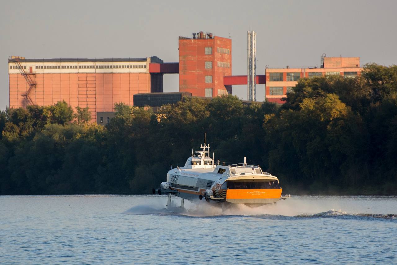 В следующем году нижегородские Метеоры собираются освоить маршрут до Астрахани Это будет не рейс а целое путешествие на пять дней Так как скоростным судам нельзя ходить в темноте ночуют они в городах а маршрут поделят на участки Нижний Новгород Казань Казань Самара Самара Саратов Саратов Волгоград и Волгоград Астрахань Расписание обещают составить таким образом чтобы у путешественников осталось время погулять по городам В этом году Метеор уже попробовал тестовый рейс из Нижнего Новгорода в Волгоград он тоже был разбит на участки Нижний Новгород Казань Казань Самара Самара Саратов и Саратов Волгоград Подписывайтесь на нас в MAX