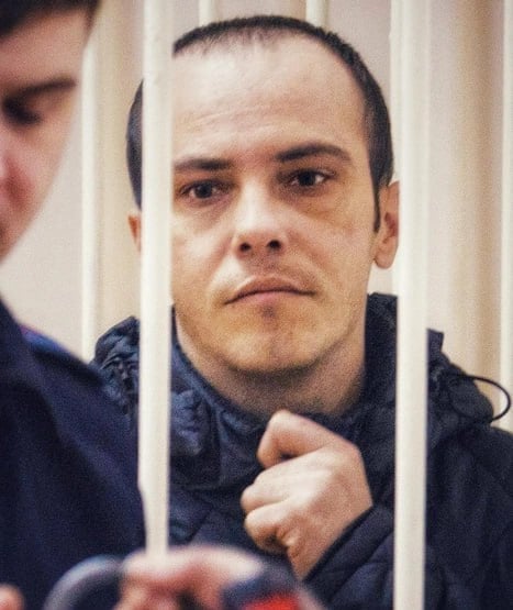 Читинца, который изнасиловал, убил и расчленил женщину, посадят на 17 лет. Он также выплатит миллион рублей матери погибшей.  По версии следствия, в один из июньских вечеров мужчина пригласил к себе домой 34-летнюю незнакомку. Они выпили, читинец домогался, а затем изнасиловал девушку. Та сопротивлялась и мужчина переживал, что жертва сдаст его. Он шесть раз ударил ножом в шею девушки, она умерла сразу.  Чтобы спрятать тело, мужчина вскрыл живот убитой, а на следующий день отрезал ноги. Затем он перенес девушку в обычной бытовой сумке на площадку подъезда, которая ведет в подвал. Там сумку обнаружил слесарь-сантехник.  Ранее читинец уже был судим, в убийстве девушки признался. В следственном управлении 24 октября сообщали, что его могут посадить на пожизненный срок.    Подписаться