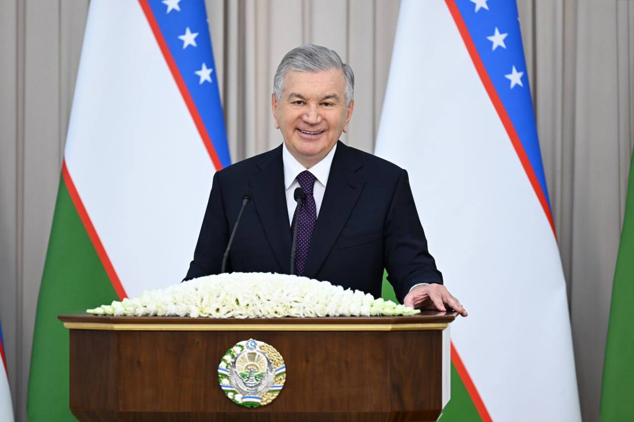 В Узбекистане зафиксирован прорыв в нефтегазовой отрасли На плато Устюрт в Каракалпакстане впервые в истории страны пробурена сверхглубокая скважина 6 5 тысячи метров Именно там были открыты значительные запасы природного газа заявил Шавкат Мирзиёев Ранее поисковые работы ограничивались глубиной 2 5 3 тысячи метров однако мировые тенденции требуют выхода на новый уровень По словам главы государства наступающая четвёртая промышленная революция ведёт к резкому росту спроса на технологические минералы теллур литий молибден графит и другие По оценкам экспертов 10 15 мировых запасов вольфрама молибдена цинка и титана сосредоточено именно в нашем регионе Мирзиёев подчеркнул что ключевым условием превращения этих богатств в продукцию с высокой добавленной стоимостью становятся знания наука и инновации Бурение на глубину 6 5 тысяч метров уникальная практика даже для ведущих нефтегазовых держав Это требует сложнейшего оборудования инженерных решений и крупных инвестиций Специалисты отмечают что до промышленной добычи пройдёт от одного до трёх лет предстоят испытания обустройство месторождения и строительство инфраструктуры Тем не менее открытие нового газового месторождения стратегическая победа Оно способно укрепить энергетическую независимость Узбекистана и дать мощный импульс развитию экономики в ближайшие годы И кому же достанутся эти богатства или все же Узбекистана сам справится со стратегическими запасами газа ℹ  Ранее Узбекистан и Афганистан начали разведку и добычу газа на одном из крупнейших месторождении Тути Майдан в провинциях Джаузджан и Фарьяб Узбекистан         ExpressAsia