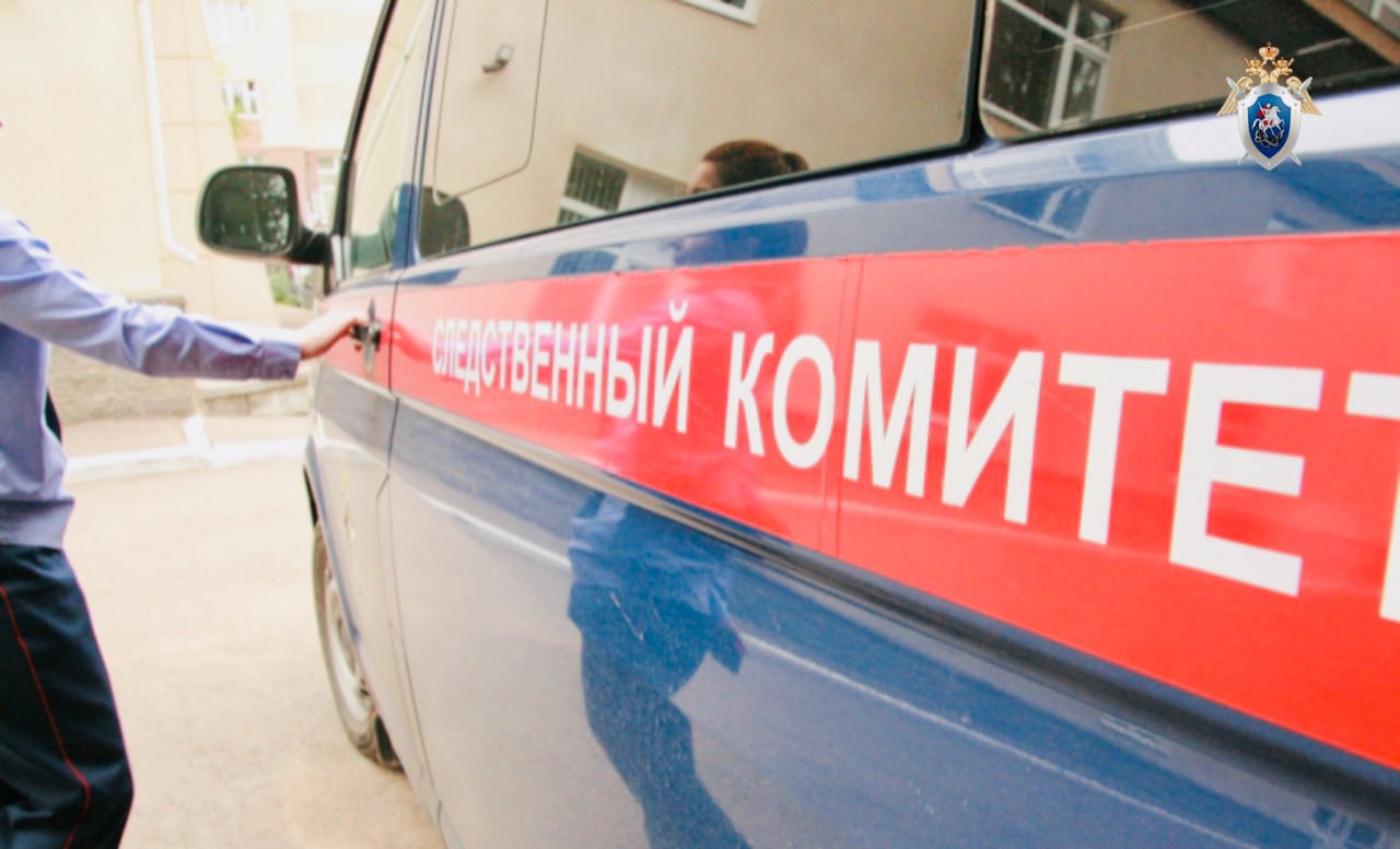 В Кызылском районе в результате взрыва неустановленного предмета погиб подросток Сегодня около 14 часов в правоохранительные органы поступило сообщение о взрыве неустановленного предмета в результате которого скончался несовершеннолетний По данному факту следователем по особо важным делам СУ СК России по Республике Тыва организована процессуальная проверка В настоящее время на месте происшествия работают следователи и криминалисты устанавливаются все обстоятельства произошедшего Подписывайтесь на Следком17