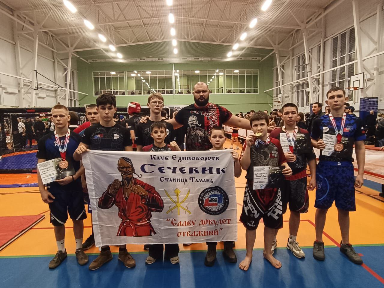 Турнир по ММА памяти Героев наши спортсмены показали отличный результат В станице Васюринской прошёл региональный турнир по смешанному боевому единоборству ММА Памяти сотрудников спецподразделений ФСБ погибших при исполнении долга Соревнования стали настоящим спортивным событием в октагон вышли около 250 спортсменов из разных городов и муниципалитетов Краснодарского края Атмосфера была наполнена духом соперничества уважения и памяти о героях Гордимся нашими бойцами из станицы Тамань клуба единоборств Сечевик Вот их заслуженные результаты 1 место Каркачев Назар 3 место Ручка Сергей Самощенко Прохор Фомин Владислав Фото СК Тамань tamannews