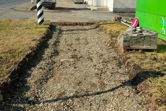 В Анапе продолжается обустройство тротуаров Работы ведутся на улицах Астраханской, Объездной, Парковой и Чехова. Особое внимание уделяется созданию комфортной и доступной безбарьерной среды для передвижения маломобильных граждан. После завершения всех этапов на указанных улицах будет уложен финальный слой асфальта и нанесена дорожная разметка согласно проекту организации дорожного движения.