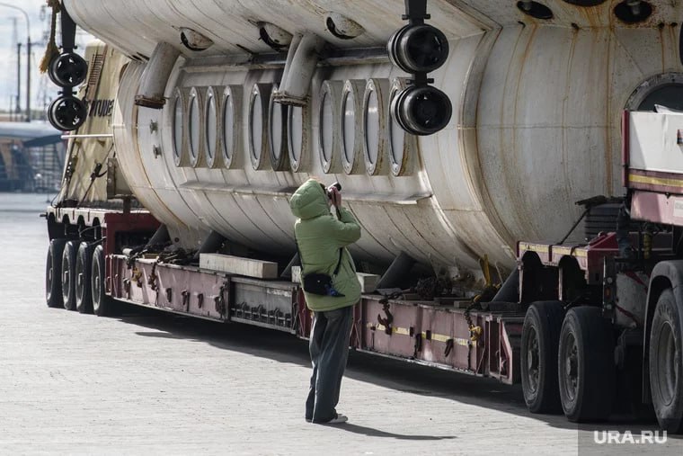 История Туристические подлодки Россия В музее Верхней Пышмы провели реставрацию экскурсионной мини подлодки Нептун Экскурсионная мини подлодка Нептун была построена на заводе Севмаш в период с ноября 1989 года по сентябрь 1990 го Длина аппарата 28 м ширина 4 м Скорость в погруженном состоянии до 2 морских узлов 3 7 км ч Экипаж состоял из капитана лоцмана механика и гида стюарта Вместимость до 40 пассажиров на которых приходилось 22 иллюминатора Эксплуатация началась в ноябре 1992 года но с этим не заладилось Первое погружение было в акватории Белого моря у Соловецких островов аппарат признали негодным для эксплуатации в отечественных водах затем были попытки организовать экскурсии в Карибском море но и на острове Антигуа разработка не нашла применения Удивительно ведь в мире эксплуатируется больше десятка очень похожих на Нептун туристических мини субмарин построенных в Финляндии Они эксплуатируются в Турции на Канарах в Испании на Мальдивах на Гавайях и т д а одна из них потерпела катастрофу в Египте что не удивляет Несмотря на незадачливую судьбу в 2012 году российская мини подлодка получила статус памятника науки и техники в сентябре 2024 года ее привезли в музей Верхней Пышмы Интерфакс сообщает что проведена ее наружная реставрация SeaRobotics множество фото до реставрации можно посмотреть на портале URAru