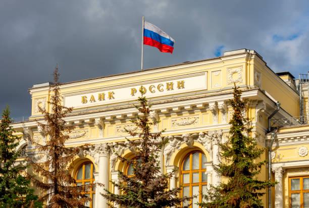 Банк России не рассматривает создание национального резерва криптовалют Вопрос о формировании в России национального резерва криптовалют официально не обсуждается, заявил заместитель директора департамента финансовых технологий ЦБ РФ Станислав Короп . «Создание национального резерва криптовалют в повестке дня не стоит и всерьёз не обсуждалось». Он отметил высокую волатильность цифровых активов и напомнил, что в США биткоин-резерв формируется в основном за счёт конфискованных средств: «Это уже немножко не тот резерв, который подразумевает рыночную привлекательность». Короп также добавил, что европейские центральные банки изучают возможность создания крипторезервов, однако отмечают значительные риски, включая потенциальное обесценивание активов: «А риск абсолютно не нулевой». Ранее в США был подготовлен законопроект о стратегическом резерве биткоина, который должен быть защищён от одностороннего расторжения решением президента — для этого потребуется согласие Конгресса или судебное постановление. Черное золото