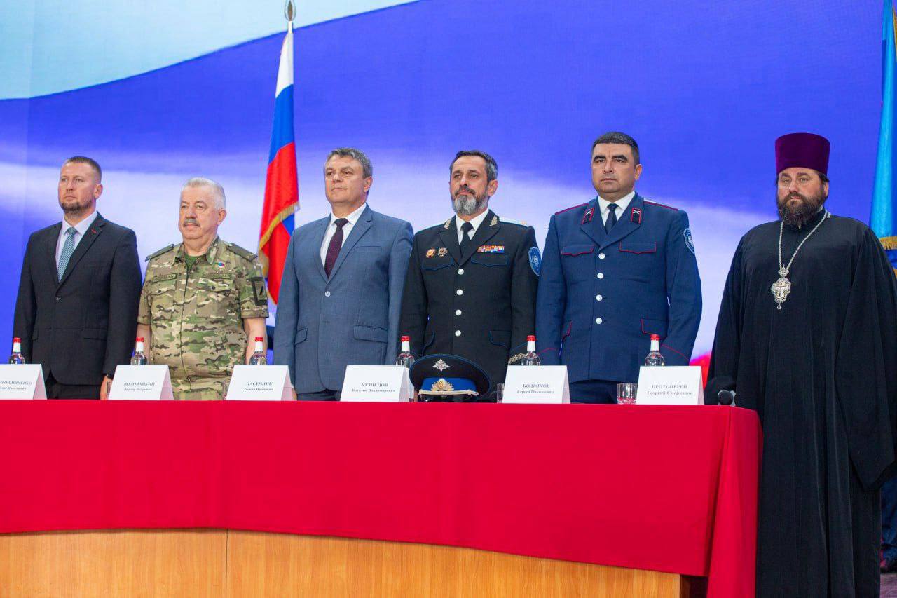 Участники первого Большого круга донских казаков ЛНР решили создать Луганский казачий округ. Об этом сообщил Глава Республики Леонид Пасечник. «В день, символизирующий многовековое единство и суверенитет нашей Родины, стал участником исторического события — Первого Большого круга донских казаков Луганской Народной Республики. На собрании приняли решение создать Луганский казачий округ. Он в дальнейшем войдет во Всевеликое войско Донское» Атаманом казаки избрали «одного из самых достойных своих братьев — Героя ЛНР Владимира Полуполтинных», который пользуется «большим авторитетом среди военнослужащих, неоднократно показал себя как смелый и решительный командир, отважный воин против неонацизма
