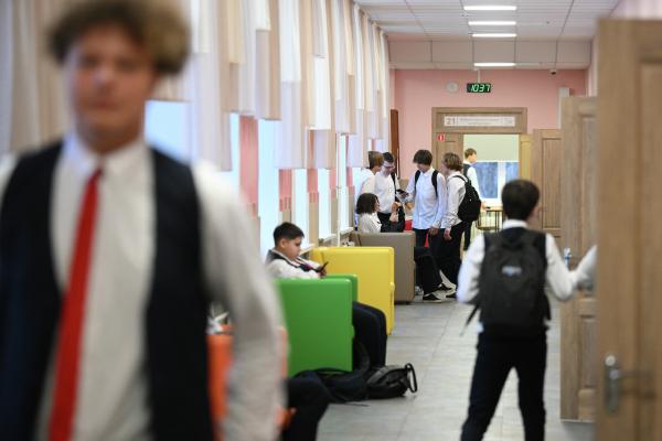 Эксперт ВШЭ указала на недостатки школьной системы в части психологического состояния детей Этап взросления ребёнка требует пристального внимания Ученика постоянно оценивают педагоги и одноклассники Об этом в эфире радиостанции Говорит Москва сообщила эксперт по школьному образованию Центра общего и дополнительного образования имени А А Пинского ВШЭ Елена Овакимян Проявления глубокого внутреннего неблагополучия ребёнка с которыми системы включая школу и семью сталкиваются это система либо не справляется либо вовремя не видит то что происходит с ребёнком потому что этап взрослея это очень сложный этап Это сложная ситуация когда ребёнок всегда находится в состоянии оценки его всегда оценивают учителя одноклассники по разным параметрам Ситуация где ребёнок взрослеет требует пристального внимания к психологическому благополучию наших детей govoritmoskva ru news 476409