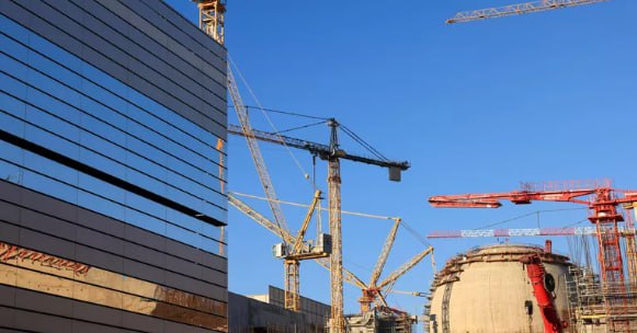 Нижегородская область хотела бы разместить атомную электростанцию на своей территории. Об этом глава госкорпорации «Росатом» Алексей Лихачев сообщил на заседании комиссии Госсовета по направлению «Энергетика». Однако он отметил, что «не все вопросы еще урегулированы на региональном уровне».  В 2006 году нижегородские власти начали рассматривать вопрос строительства АЭС на территории региона. Сначала АЭС предлагалось построить в Уренском районе, потом – в Навашинском районе. Сроки строительства неоднократно переносились. В 2017 году правительство РФ анонсировало ввод Нижегородской АЭС к 2035 году.