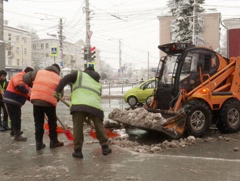 Калужские коммунальщики готовы к внештатным ситуациям в праздничные дни  Аварийные службы жилищно-коммунального комплекса Калуги будут работать в усиленном режиме в новогодние выходные. На совещании в городской управе руководители организаций отчитались о подготовке к праздникам.