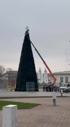 Ялта украшает город к зимним праздникам с новыми ёлками