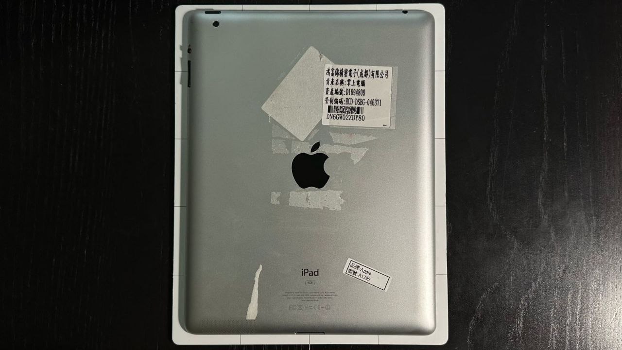 Редкий прототип iPad 2 с 8 ГБ памяти На фото уникальный прототип iPad 2011 года с 8 ГБ встроенной памяти Работает он не на привычной iOS а на внутренней тестовой системе Apple под названием SwitchBoard На задней панели указано 8 GB так что много лет назад компания рассматривала выпуск более бюджетной версии планшета Однако дальше экспериментов дело не пошло в серию Apple отправила модели с минимум 16 ГБ памяти Видимо стало понятно что 8 ГБ слишком мало даже для телефона а для полноценного планшета тем более