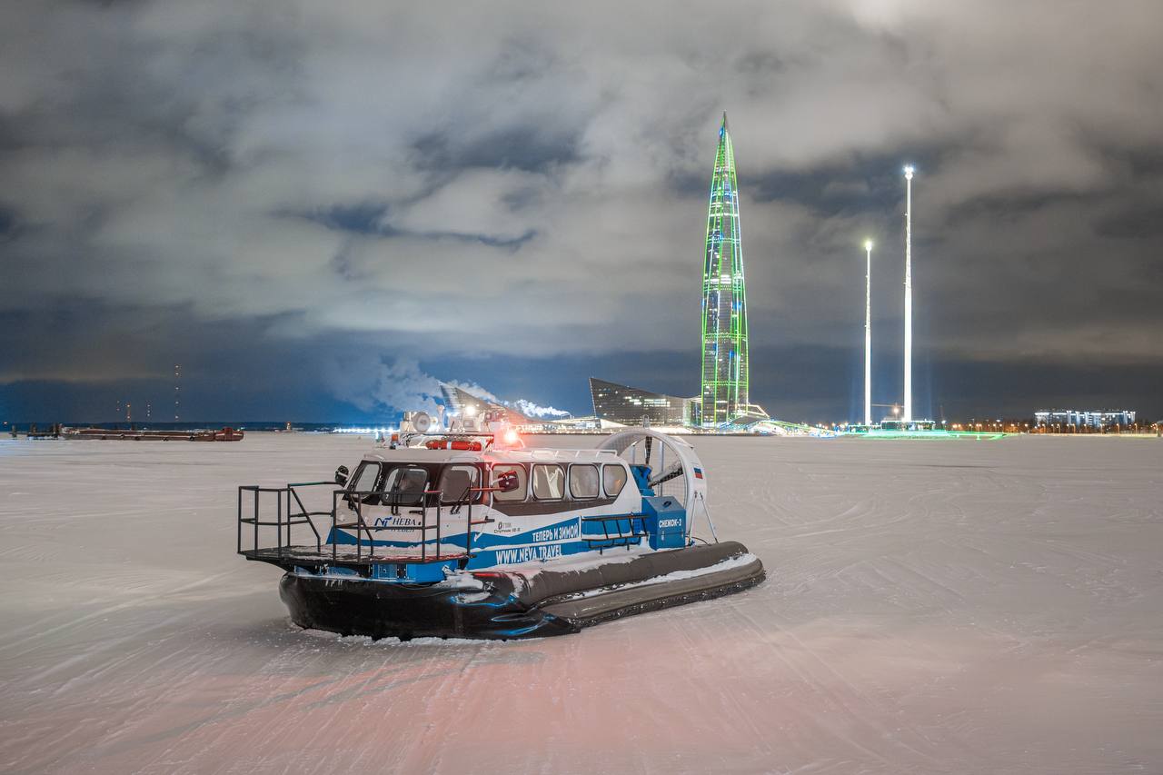 В зимнюю навигацию в Петербурге будут работать суда построенные по заказу ГТЛК В новом сезоне зимней навигации компании Нева Тревел в Петербурге будет задействовано пять судов на воздушной подушке 2 проекта Спутник 20 и 3 проекта Спутник 12 Поставка всех СВП была профинансирована ГТЛК в рамках программы по развитию лизинга водного транспорта при поддержке Минпромторга России Зимние маршруты открываются с 15 января 2026 года Теперь они охватывают не только центральную акваторию Невы но и новое направление в Финском заливе Пассажиры смогут совершить прогулку на СВП по Малой Неве в сторону современного общественного пространства Флагшток где находится самый большой каток в городе и новый подогреваемый бассейн полюбоваться панорамой залива и небоскребом Лахта Центр Фото Пресс служба судоходной компании Нева Тревел