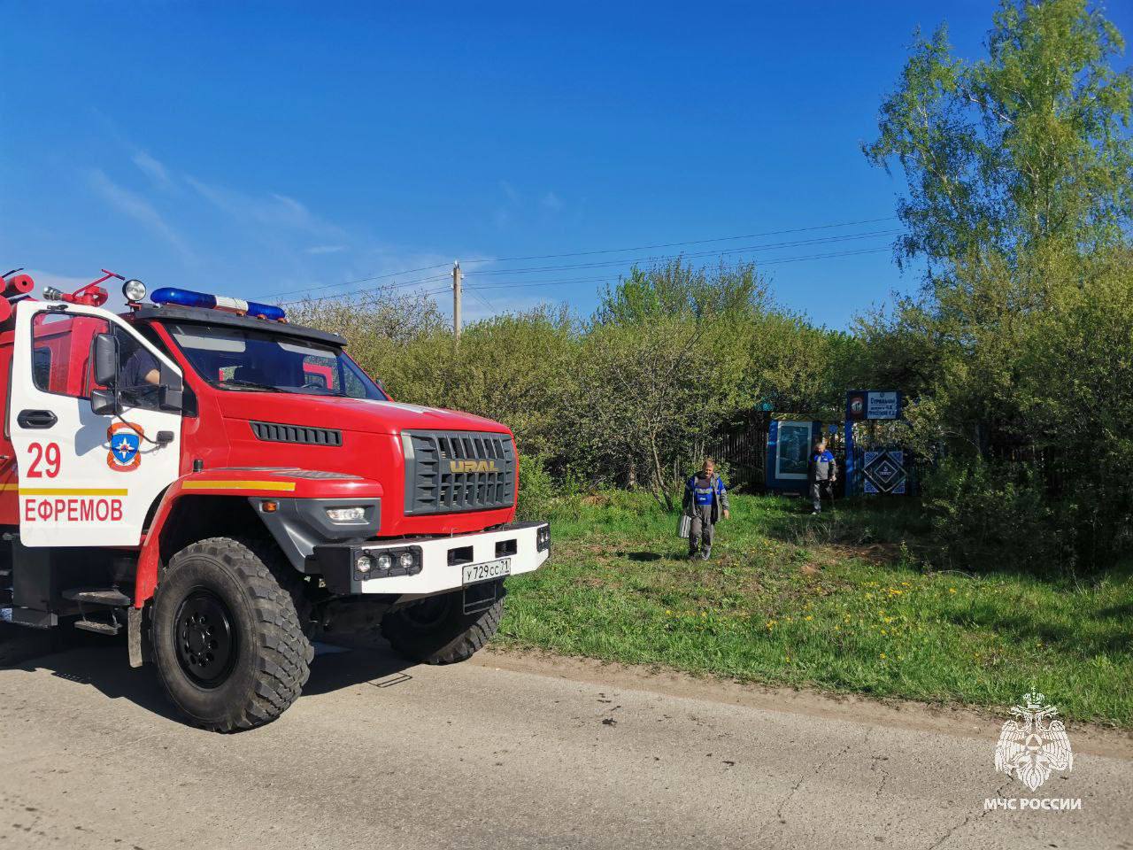Мужчина погиб при пожаре в деревне Стрельцы Сегодня утром в деревне Стрельцы Ефремовского округа произошел пожар в частном доме. На месте пожара обнаружен погибший мужчина. Причины пожара выясняет дознаватель ведомства. Источник: фото пресс-службы регионального спасательного ведомства Проголосовать за канал: голос! Тула. Происшествия Наш ВКонтакте Прислать новость: