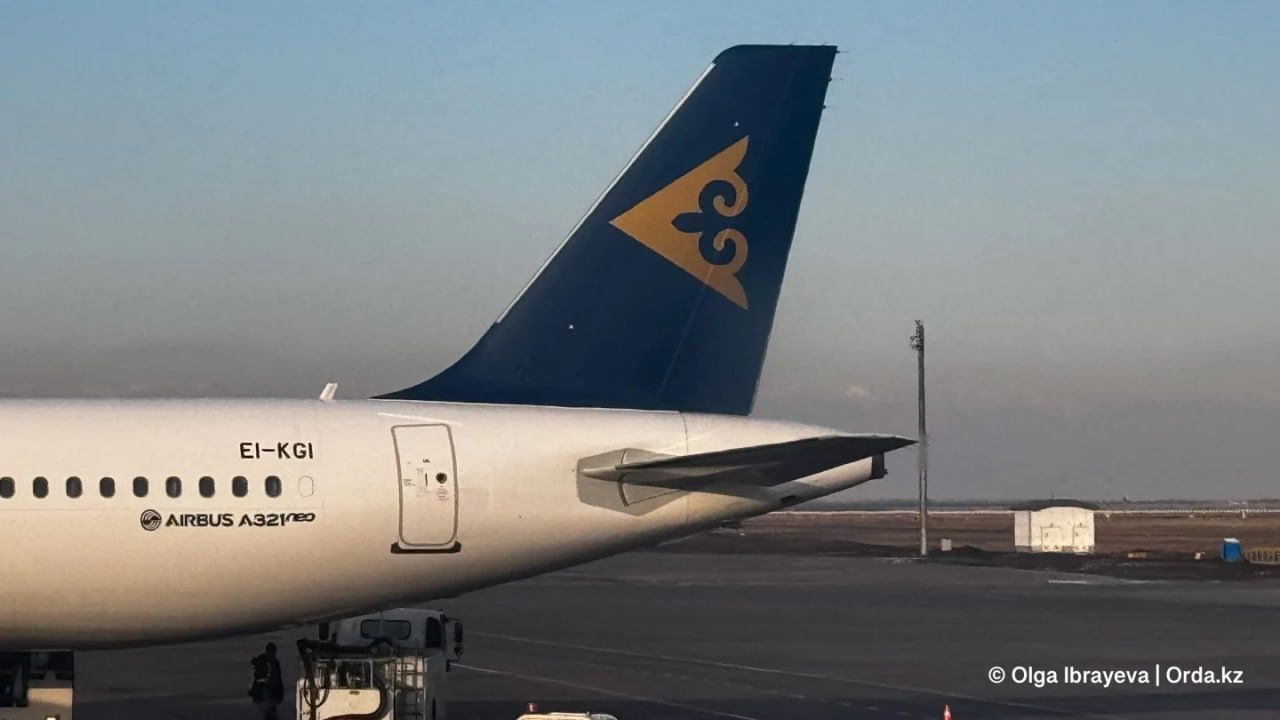 Британский акционер Air Astana продаст почти половину своей доли Сейчас BAE Systems контролирует 16 95 компании Air Astana Информация о том что британская корпорация BAE Systems планирует продать около половины своей доли Air Astana появилась накануне С 2024 года британцы владеют 16 95 акций однако на рынок могут выйти около восьми процентов пакета Об этом пишет Reuters 17 декабря в Air Astana подтвердили планы по сокращению доли BAE Systems АО Эйр Астана сообщает что приняло к сведению объявление о том что компания BAE Systems планирует продать часть своей доли в группе посредством ускоренного процесса формирования книги заявок Подробная информация о сделке содержится в соответствующих публичных раскрытиях Справка BAE Systems крупнейшая оборонная компания Великобритании работающая в сфере вооружений кибербезопасности и аэрокосмических технологий Эта британская корпорация входит в число акционеров авиакомпании с 2021 года До 2024 го британской компании принадлежало 49 Air Astana Но после проведения IPO её доля сократилась почти в три раза Как Air Astana расплатится за покупку 15 новых Боингов Об этом читайте выше Фото Ольга Ибраева Орда t me orda kz