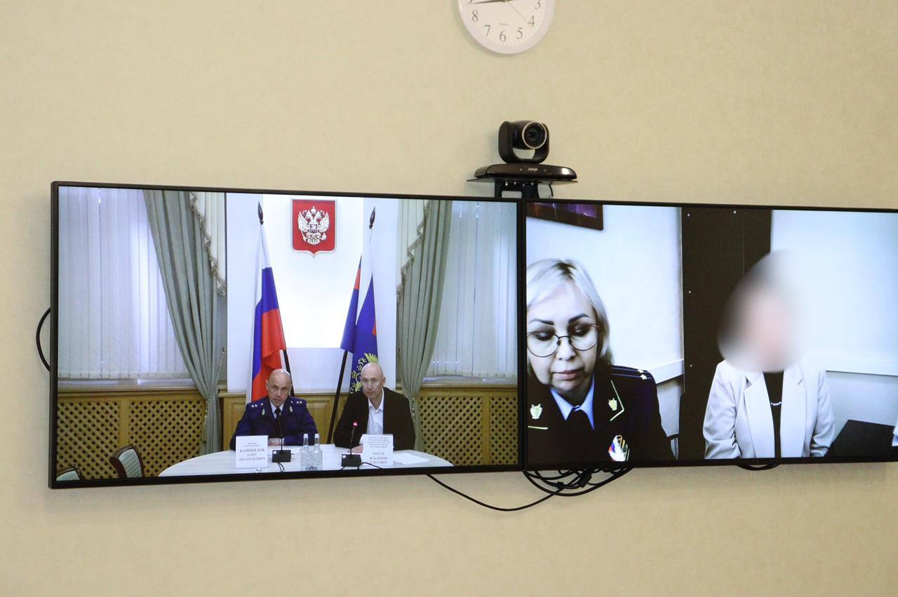 Прокурор Крыма Олег Камшилов совместно с руководителем филиала Государственного Фонда «Защитники Отечества» по Республики Крым провел личный прием граждан. В рамках заключенного соглашения между прокуратурой Крыма и региональным отделением фонда «Защитники Отечества», прокурор республики Олег Камшилов с руководителем фонда Владимиром Трегубом провел личный прием членов семей участников специальной военной операции. В ходе приема прокурор подробно ответил гражданам на интересующие их вопросы.