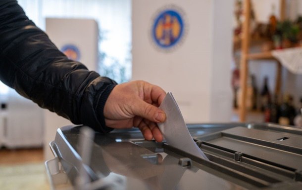 Парламентские выборы-2025 обойдутся дороже прошлых выборов Парламентские выборы 2025 года в Молдове пройдут 28 сентября. На их организацию Центральная избирательная комиссия ЦИК запросила 180 миллионов леев, однако правительство утвердило финансирование в размере 162 миллионов. Как заявила председатель ЦИК Анжелика Караман, большая часть средств пойдет на оплату труда членов окружных избирательных комиссий. Остальные деньги направят на обеспечение связи, интернета, закупку оборудования и другие необходимые расходы. Для сравнения, досрочные парламентские выборы, прошедшие 11 июля 2021 года, стоили бюджету примерно в 125 миллионов леев. Таким образом, в 2025 году расходы увеличились почти на 37 миллионов.