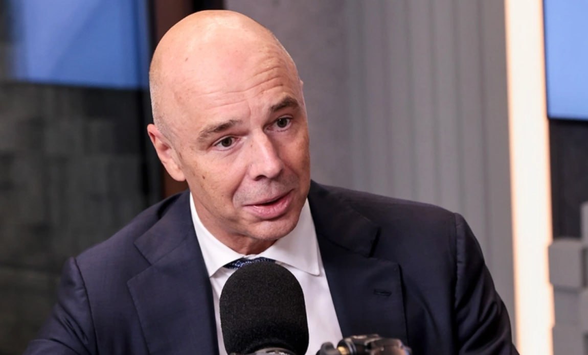 Правительство выполнило план по продаже обращенных в доход государства активов на 80 сообщил в интервью Радио РБК министр финансов Антон Силуанов В сентябре он говорил что Минфин до конца года планирует привлечь до 100 млрд руб от продажи таких активов Теперь у него уточнили переносятся ли эти планы на 2026 год Ну мы выполнили план на более чем 80 До конца года надеемся провести несколько сделок которые обеспечат нам те цифры на которые мы рассчитываем сказал Силуанов Отвечая на вопрос о продаже аэропорта Домодедово который обратили в доход государства летом этого года глава Минфина сказал Рассматривается вопрос Фото Михаил Гребенщиков РБК РБК в Telegram и MAX