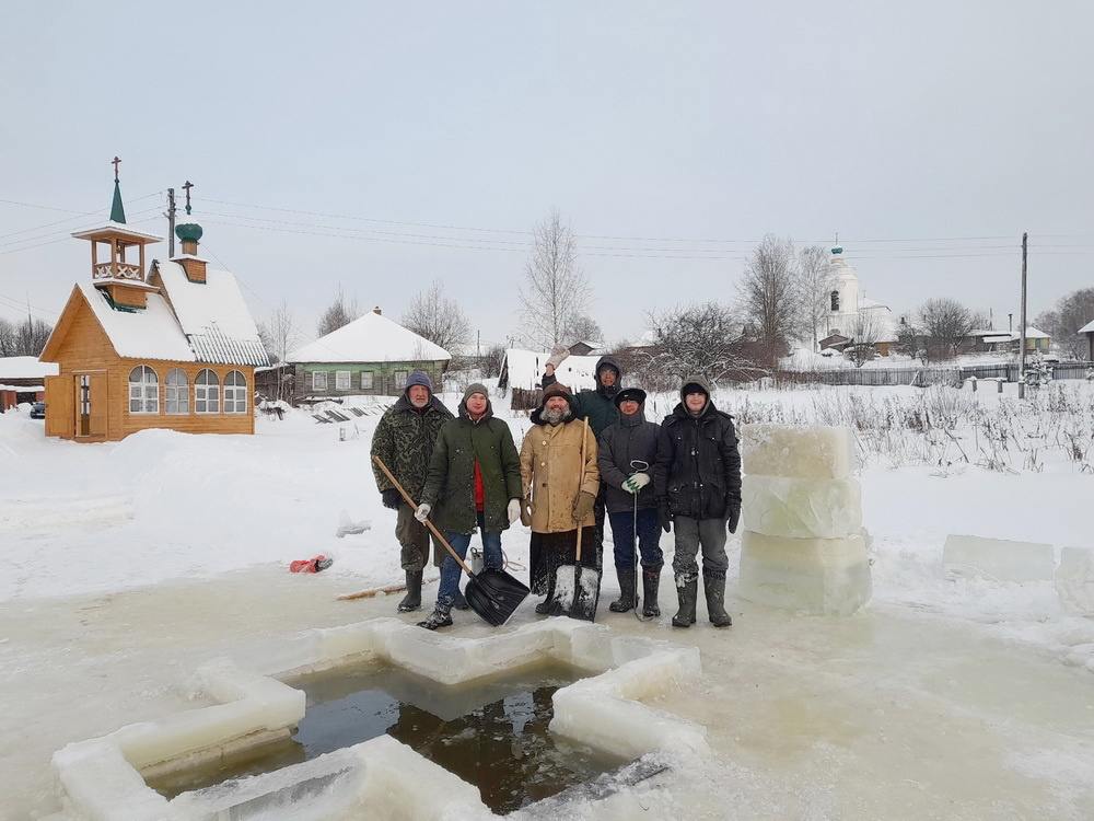 В Вятской епархии в день Крещения Господня священнослужители будут проводить обряд освящения воды в церквях.   Также будут организованы специальные места для освящения воды на открытых водоёмах и в купелях. Список здесь:    Фото: vk.com/vyteparhia