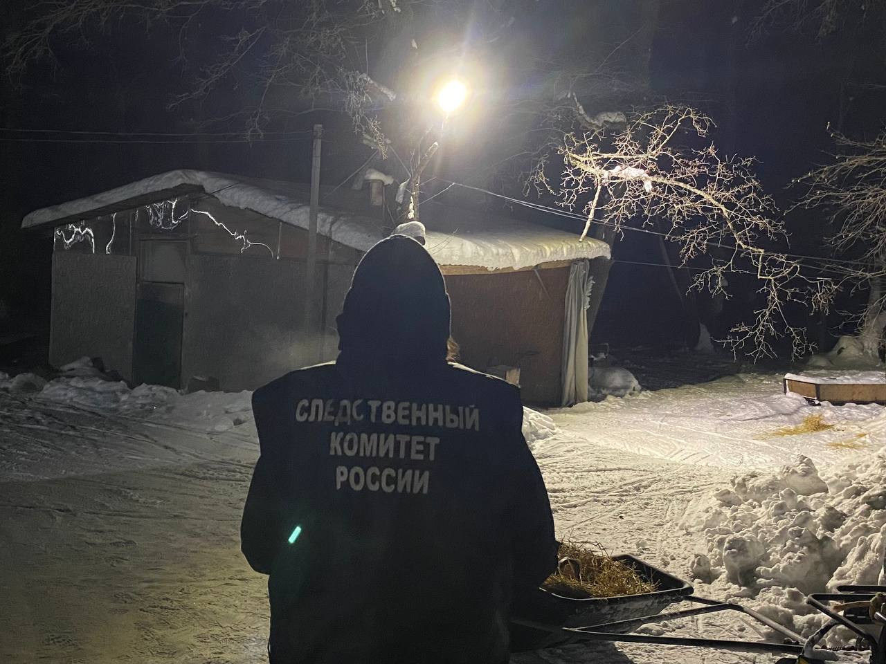 Следователями СК возбуждено уголовное дело в отношении местного жителя подозреваемого в убийстве знакомого в Саратовской области Базарно Карабулакским межрайонным следственным отделом Следственного управления СК России по Саратовской области возбуждено уголовное дело в отношении 37 летнего мужчины по признакам преступления предусмотренного ч 1 ст 105 УК РФ По версии следствия 23 января 2026 года подозреваемый находясь на территории охотничьей базы расположенной в Новобурасском районе Саратовской области произвел выстрел из охотничьего ружья в 37 летнего знакомого В результате чего потерпевший скончался на месте происшествия Фигурант задержан Проводятся необходимые следственные и процессуальные действия направленные на сбор и закрепление доказательственной базы назначены необходимые экспертизы допрашиваются свидетели Следователем решается вопрос об избрании в отношении подозреваемого меры пресечения подписаться на Следком 64 в MAX подать обращение