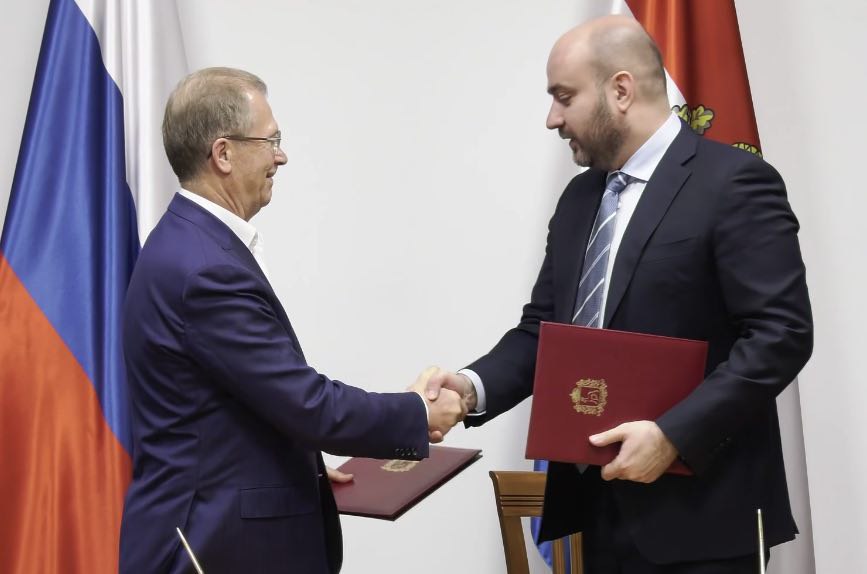 Правительство Самарской области и Шкулев Медиа Холдинг будут сотрудничать Вячеслав Федорищев и Виктор Шкулёв подписали соглашение Между правительством Самарской области и ООО Шкулев Медиа Холдинг заключено соглашение о сотрудничестве и информационном взаимодействии Документ подписан 25 ноября губернатором Вячеславом Федорищевым и президентом медиахолдинга Виктором Шкулёвым Будем активно взаимодействовать с одним из крупнейших медиахолдингов России Это даст нашим жителям дополнительную возможность получать качественную и актуальную информацию аналитику новости о ключевых событиях и решениях Мы заинтересованы в том чтобы создавать в регионе позитивное информационное поле продвигать Самарскую область на федеральном уровне написал Вячеслав Федорищев в Max Дополнительно глава региона пояснил важность такого соглашения тем что Самарская область является большим индустриальным регионом и источником большого количества новостей Я считаю что самое важное у нас общая цель Мы работаем для нашей аудитории губернатор и его команда работают для населения Наша аудитория и население это одни и те же люди В нашем стратегическом сотрудничестве мы выступаем за то чтобы сделать жизнь самарцев лучше отметил Виктор Шкулёв В рамках сотрудничества холдинг и правительство будут обмениваться информационными и аналитическими материалами Соглашение также предусматривает осуществление информационно аналитической экспертно аналитической и консультационной деятельности