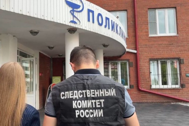Сегодня утром в городской клинической больнице № 8 Иркутска произошел вопиющий случай – пациент напал с ножом и газовым баллончиком на медицинских работников. Заместитель главного врача и секретарь учреждения госпитализированы в тяжелом состоянии. Медики сейчас борются за их жизни.  В настоящий момент нападавший задержан сотрудниками полиции. Следственный комитет возбудил уголовное дело о покушении на убийство двух и более лиц. Что послужило причиной, еще предстоит выяснить.   Со своей стороны отмечу, что мы окажем всю необходимую помощь пострадавшим и их семьям. На месте находится министр здравоохранения Андрей Арсеньевич Модестов, правоохранительные и следственные органы.  Медицинские работники всегда стоят на защите человеческих жизней и страшно, когда они сами подвергаются опасности. К сожалению, такая ситуация не первая. Все мы помним трагедию в Казачинско-Ленском районе, где при исполнении служебных обязанностей погиб фельдшер скорой помощи Александр Вячеславович Печелатов.  Уверен, что виновник будет наказан по всей строгости закона. Желаю скорейшего выздоровления пострадавшим и сил родственникам. Спасибо врачам за их опасную и сложную работу.  Фото: СУ СКР по Иркутской области