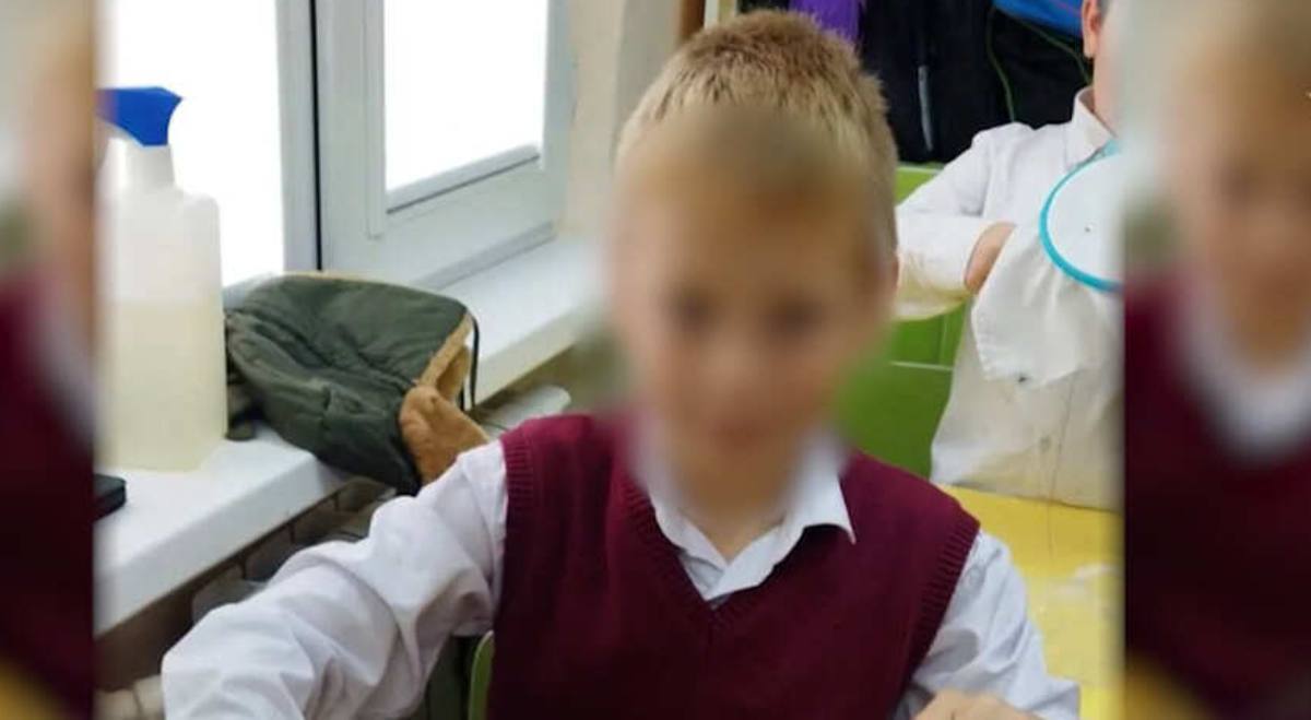 В Сочи перед судом предстанет владелец собак, откусивших лицо 9-летнему мальчику 48-летний хозяин собак, напавших на ребенка, обвиняется в совершении преступления, предусмотренного ч. 1 ст. 118 УК РФ причинение тяжкого вреда здоровью по неосторожности . По версии следствия, утром 26 февраля 2025 года в СНТ «Авиатор» Адлерского района Сочи две домашние хаски, которых обвиняемый не кормил некоторое время, сорвались с цепи. Выбежав на улицу, животные напали на 9-летнего мальчика, который проходил мимо. Местные жители, увидев произошедшее, отогнали собак и сообщили родителям ребенка о случившемся. Мальчику были причинены множественные укушено-рваные раны лица и тела, квалифицирующиеся как тяжкий вред здоровью. В ходе следствия обвиняемый признал вину. 9-летний мальчик Валя сейчас находится в московской больнице, ему уже сделали несколько операций. Впереди - долгое лечение и реабилитация, свои фото, видео и истории присылайте нашему боту Краснодар Телетайп Подписаться