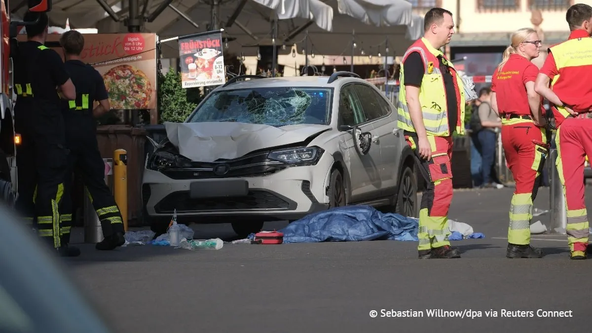 Полиция ФРГ задержала водителя наехавшего на людей в центре Лейпцига сообщили власти По последней информации от Berliner Zeitung не менее двух человек погибли и два человека получили тяжелые травмы при наезде автомобиля Сайт Страна X Twitter Прислать новость фото видео Реклама на канале Помощь