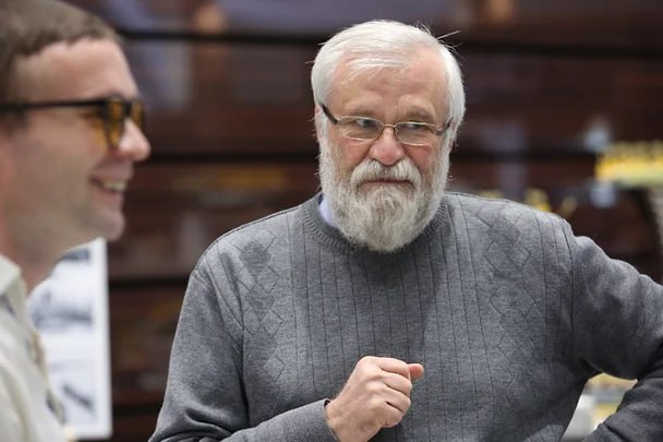 На 400 тысяч рублей оштрафовали Уральский Мемориал и его главу Председателя организации занимающейся исследованием политических репрессий осудили в День памяти жертв политических репрессий Алексея Мосина признали виновным в нарушении требований к иноагентам По данным суда он вовремя не отправил отчетность организации в минюст Ему назначили штраф 100 тысяч рублей Вчера за это же нарушение суд оштрафовал сам екатеринбургский Мемориал на 300 тысяч рублей Фото Владислав Лоншаков Коммерсантъ организация внесена Минюстом РФ в реестр иностранных агентов   Новости из Екатеринбурга