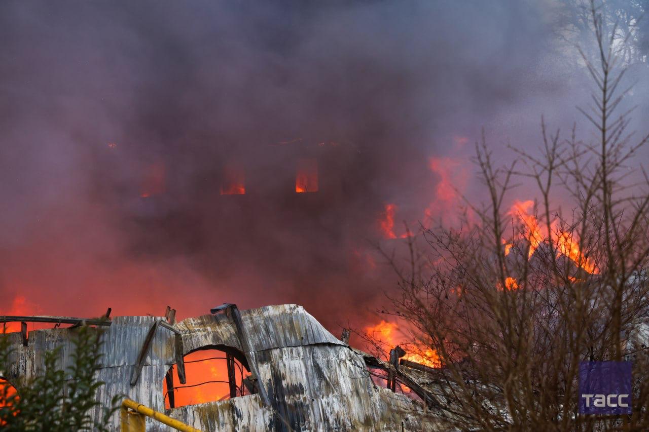 В МЧС сообщили о крупном пожаре в автосервисе в Сочи Огонь охватил площадь в 1 тыс квадратных метров По предварительным данным пострадал один человек отметили в ведомстве Подписаться на Говорит Москва Telegram VK MAX