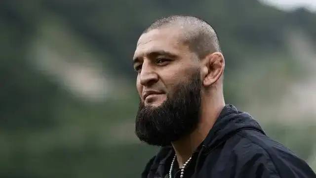Хамзат Чимаев назвал топ-5 величайших бойцов в истории UFC 31-летний топовый и непобеждённый боец UFC, выступающий в среднем весе до 84 кг , чеченец Хамзат Чимаев раскрыл свой топ-5 непобеждённых бойцов в истории североамериканского промоушена. "По боям и по сути, как они долго держались наверху… Наверное, Джон Джонс, Жорж Сен-Пьер, Хабиб Нурмагомедов, Би-Джей Пенн. Из нынешних бойцов, наверное, сейчас Ислам Махачев входит в этот рейтинг. Он доказал уже всё. Второй дивизион идёт покорять", — сказал Чимаев в интервью пресс-службе UFC. Хамзат провёл последний бой 26 октября в Абу-Даби ОАЭ на турнире UFC 308. Его соперником стал бывший чемпион UFC в среднем весе австралиец Роберт Уиттакер. Бой завершился победой Чимаева болевым приёмом в первом раунде.