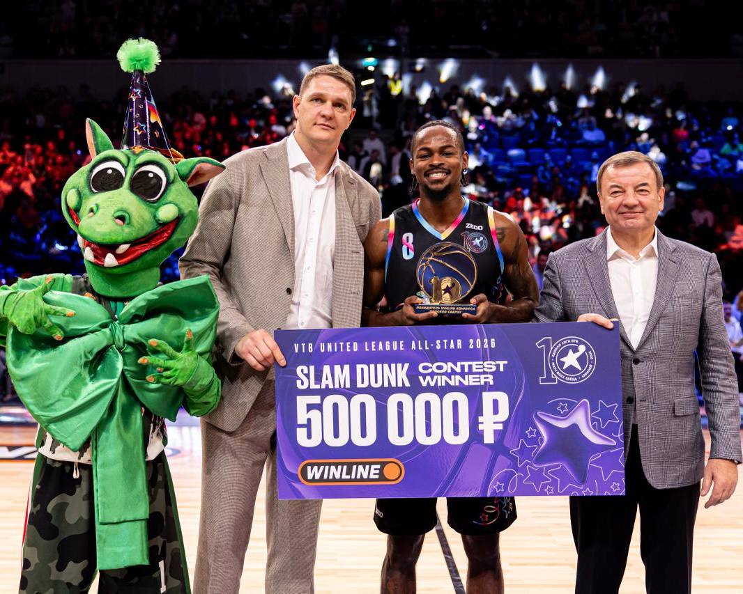 Тай Брюэр победитель WINLINE Конкурса по броскам сверху на Матче Звезд 2026 В финальном раунде защитник набирает 100 балов добираясь до максимального результата Обходит своего соперника Кирилла Попова   Вы тоже теперь фанаты этих данков