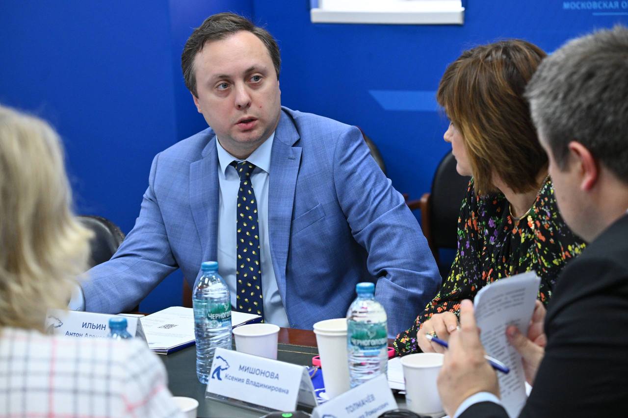 ОГРАНИЧЕНИЕ ПИТБАЙКОВ На территории Павлово-Посадского округа проблема использования питбайков стала одной из самых актуальных, и я не раз получал обращения от жителей, обеспокоенных этим вопросом. В нашем округе, как и во многих других регионах, данная техника вызывает серьёзные дискуссии по поводу её эксплуатации, безопасности и правового регулирования. Питбайки — это заманчивый вид транспорта, который привлекает молодых людей своей ценовой доступностью и высокой скоростью, сравнимой с мотоциклами. Однако его использование зачастую осуществляется без необходимых навыков, подготовки и соблюдения правил. Особенно тревожно, что за их руль садятся подростки, которые не имеют водительских прав и знаний о безопасной езде. Такая практика ставит под угрозу их жизнь и здоровье, а также безопасность окружающих К сожалению, страшные инциденты подтверждают актуальность данной проблемы. Даже в День защиты детей в стране произошло два трагичных случая с участием подростков, управлявших питбайками. И это лишь вершина айсберга. Депутат Государственной Думы Александр Толмачёв совместно с коллегами из профильных ведомств — Минспорта, Минтранспорта, Роспотребнадзора, а также с детским омбудсменом Ксенией Мишоновой — провели круглый стол о необходимости законодательно урегулировать продажу и использование питбайков Подмосковное отделение партии «Единая Россия» вышло с предложением о введении новых законов, которые помогут улучшить ситуацию. Среди инициатив: Ограничить продажу питбайков и подобных транспортных средств только лицам, имеющим водительские права категории «А», либо занимающимся официальным мотоспортом в сертифицированных организациях. Запретить использование питбайков и мотоциклов с механическим двигателем на дорогах, если техника не предназначена для таких условий, и вне специально оборудованных трасс. Совместно с Министерством спорта РФ предполагается разработка перечня безопасных площадок для использования подобной техники, что позволит избежать нарушений и травм.