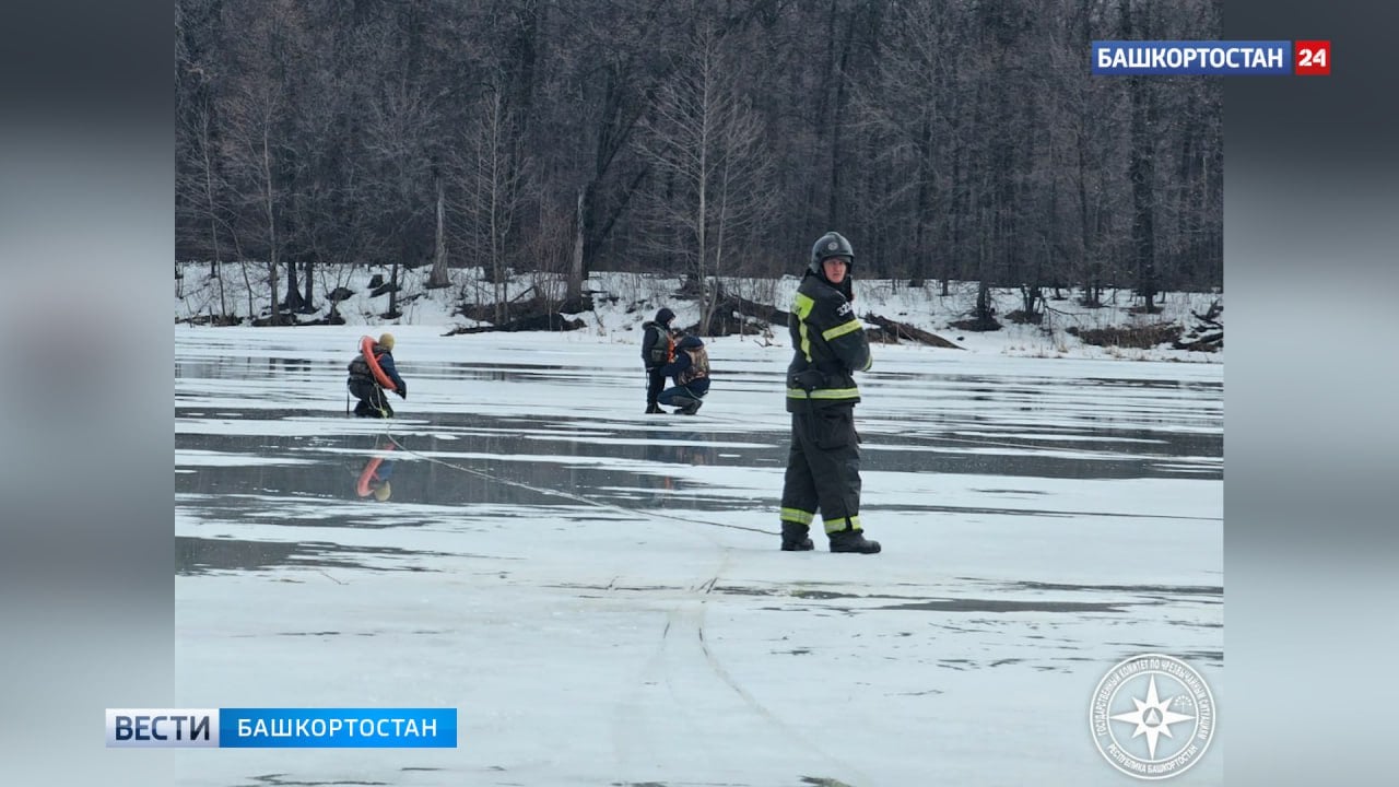 Под Уфой спасли подростка, который вышел на тонкий лед  В Уфимском районе в селе Михайловка 11-летний мальчик вышел на тонкий лед озера Ольховое и не смог самостоятельно вернуться обратно. Об этом сообщили в пресс-службе МЧС России по РБ.  Пожарные МЧС Башкортостана совместно со спасателями Госкомитета РБ по ЧС с помощью страховки, спасательного жилета и спасательного круга вывели ребенка со льда и передали скорой медицинской помощи. Предварительно, у подростка небольшое переохлаждение организма, состояние - удовлетворительное.  Подписаться   Сообщить новости