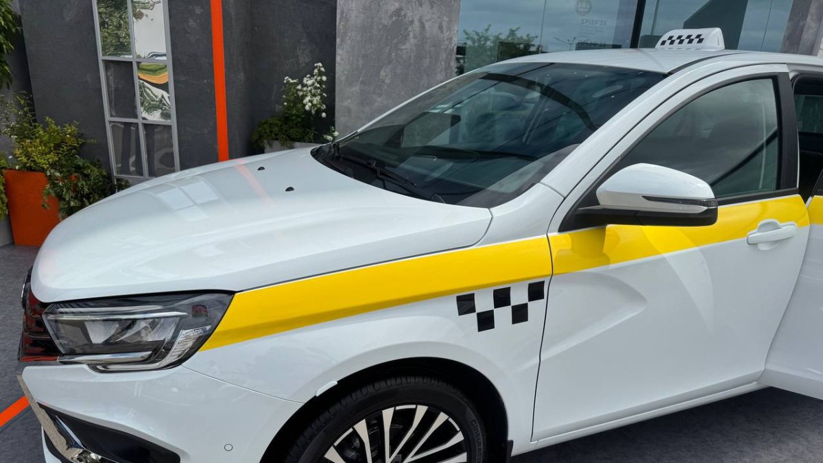 Самарцев предупредили о грядущих изменениях в размещении наружной рекламы на транспорте Парламентарии Государственной Думы предложили усилить контроль над размещением наружной рекламы на автотранспорте Соответствующий законопроект был представлен на рассмотрение 5 февраля текущего года Документ предусматривает внесение поправок в Федеральный закон О рекламе согласно которым предполагается устранить формулировку передвижная конструкция используемую ранее применительно к автомобилям специально оборудованным для демонстрации рекламы Это позволит распространять действие запрета не только на автомобили использующиеся в движении но и на транспортные средства ставшие объектами рекламы даже во время стоянки ГТРК Самара MAX lВК lОК lСАЙТ