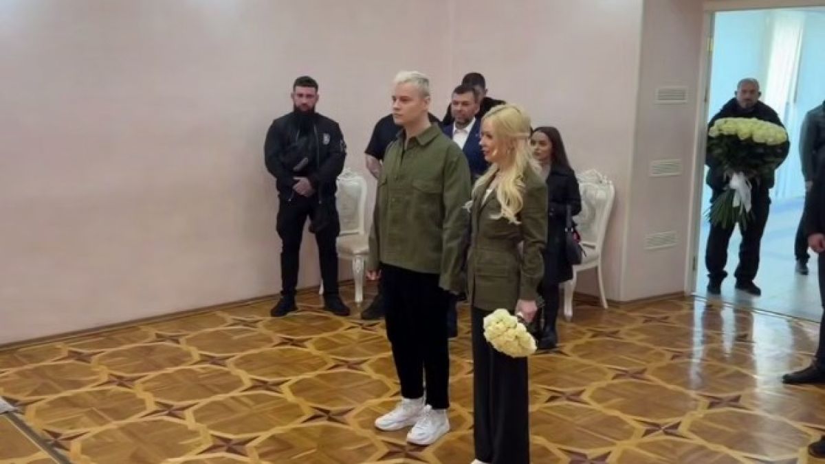 Уроженец Тульской области Ярослав Дронов женился на Екатерине Мизулиной newstula ru fn 1749401 html Уроженец Тульской области Ярослав Дронов и Екатерина Мизулина стали мужем и женой Как сообщил сам Дронов регистрация брака прошла в Донецке Прислать новость Подписаться