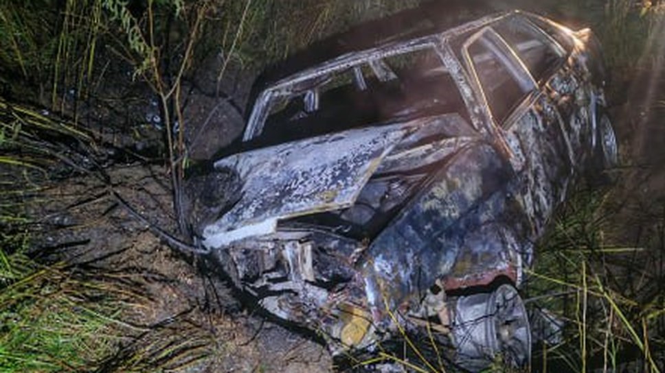 В Рыбинском районе автомобиль ВАЗ съехал в кювет и загорелся. Пострадали три человека. ДТП произошло поздно вечером 14 июля возле поселка Октябрьский. 23-летний водитель не справился с управлением. Водитель и два пассажира 2002 и 2008 годов рождения госпитализированы. Полиция проводит проверку.  «В результате ДТП водитель и два пассажира 2002, 2008 годов рождения госпитализированы» — пресс-служба областного УМВД.  Фото: УМВД по Ярославской области  Еще больше новостей — в Telegram-канале «Ъ-Ярославль»