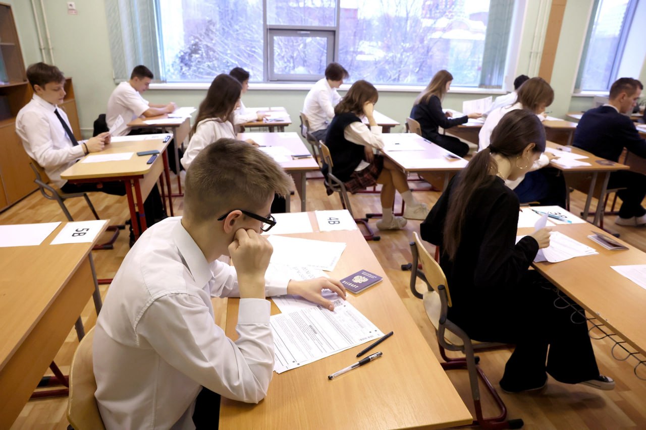 Минимальные баллы ЕГЭ для поступления в вузы могут повысить Повысить планку предлагается сразу по шести предметам физике химии биологии информатике истории и иностранным языкам  по химии биологии с 39 до 40 баллов  по физике с 39 до 41 балла  по информатике с 44 до 46 баллов  по истории с 36 до 40 баллов  по иностранному языку сразу на 10 баллов с 30 до 40 Не изменятся баллы по русскому языку профильной математике географии обществознанию и литературе Проект приказа с минимальными баллами для приемной кампании 2026 2027 учебного года опубликован для общественного обсуждения Подписаться на Российскую газету в Читать нас в MAX