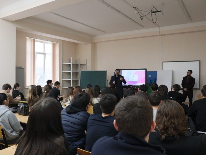 Безопасность в цифровой среде о ловушках и манипуляциях в интернете Сотрудники Министерства внутренних дел Российской Федерации по Северо Кавказскому федеральному округу Гаджи Абдулаев и Кантемир Хапохов провели профилактическую беседу со студентами КБГУ Тема встречи предупреждение вовлечения молодежи в экстремистскую деятельность через интернет Специалисты рассказали о методах которые используют преступники для привлечения молодых людей к противоправным действиям посредством социальных сетей и различных онлайн платформ Подробнее здесь